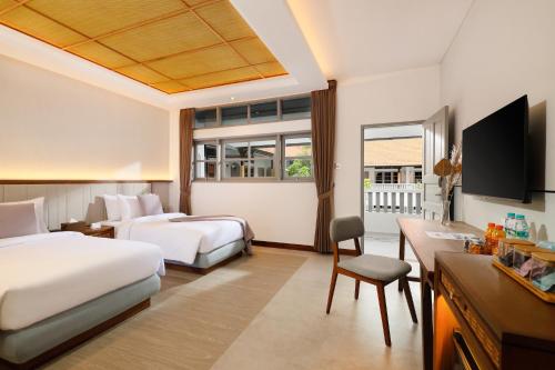 勒吉安The Mahata的酒店客房配有两张床和一张书桌