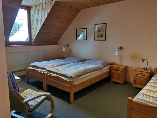 高塔特拉山Privát Kováč的一间卧室配有一张床和一把椅子