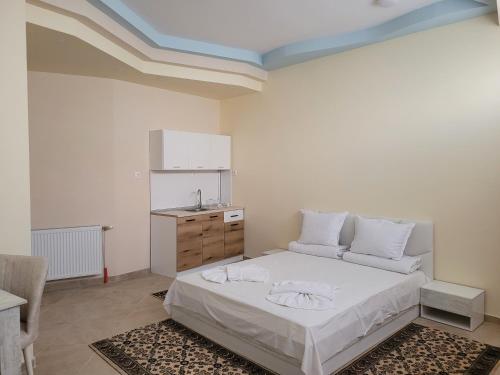 斯利文Китанови- стаи за гости的白色卧室设有床铺和水槽
