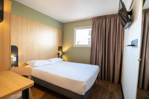 梅里尼亚克B&B HOTEL Bordeaux Mérignac Aéroport的酒店客房设有床和窗户。