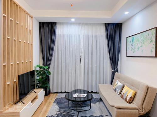 归仁Căn hộ khách sạn gần biển TMS Luxury Quy Nhơn - Hanna House的带沙发和电视的客厅