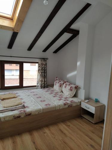 卡洛费尔Guest House Proynovi的一间卧室设有一张床和一个窗口