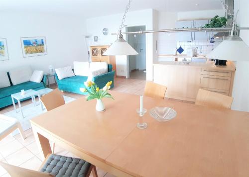 布雷格Hafenglück的用餐室以及带桌椅的起居室。