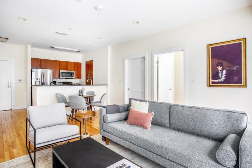 Fenway 2BR w Gym steps from Fenway Park BOS-372的休息区