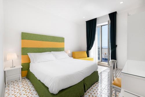 波西塔诺布甘维尔酒店的酒店客房设有床和窗户。