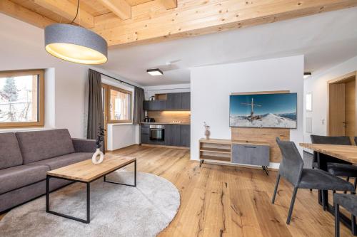 瑟尔Apartments Austria的客厅配有沙发和桌子