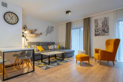 斯克拉斯卡波伦巴RentPlanet - Apartamenty Górna Resorts的客厅配有沙发和桌椅