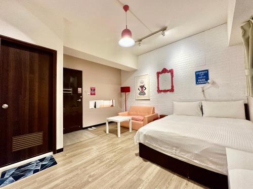 台中市御旅 Inn的一间卧室配有一张床和一个沙发
