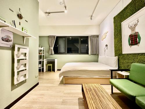台中市御旅 Inn的一间卧室设有一张床和绿色的墙