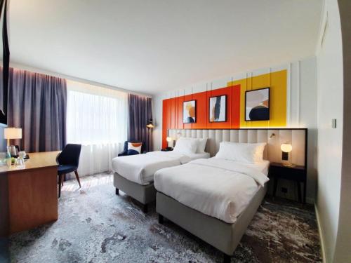 杜塞尔多夫voco Dusseldorf Seestern, an IHG Hotel的酒店客房配有两张床和一张书桌