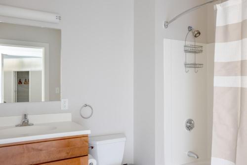 剑桥Somerville 1br w wd in building nr Harvard MIT BOS-762的白色的浴室设有水槽和淋浴。