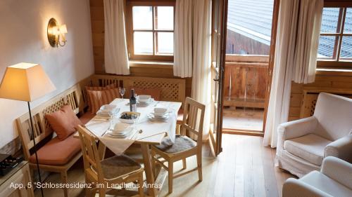 安罗斯Landhaus & Schloss Anras的一间带桌椅和窗户的用餐室
