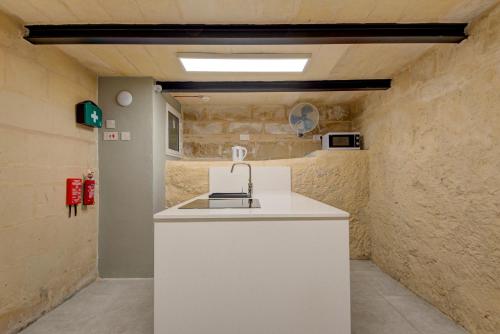 瓦莱塔Casa Domenico 8的一间厨房,在房间内配有白色的柜台