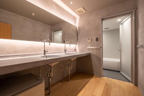 京都Ryokan Yamazaki的浴室设有2个水槽和镜子