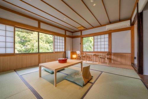 京都Ryokan Yamazaki的客房设有桌椅和窗户。