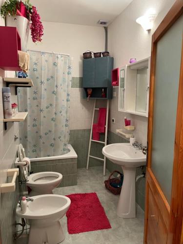 比蒂B&B Roseddu的浴室设有2个卫生间、水槽和淋浴。