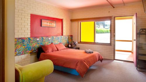 SilvanTreetops Silvan Valley Lodge - Suite 2的一间卧室设有一张床和一个窗口
