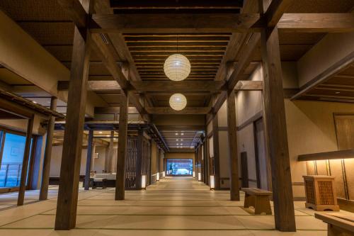 JozankeiJozankei Onsen Yurakusoan的木梁楼内的走廊