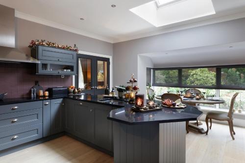 肯梅尔Luxurious Interior Designed Home的厨房配有灰色橱柜和黑色台面