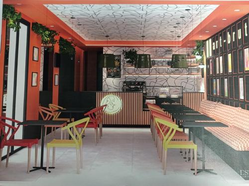 卡斯特利翁-德拉普拉纳Residencial Art Brut的餐厅设有桌椅和墙上的时钟