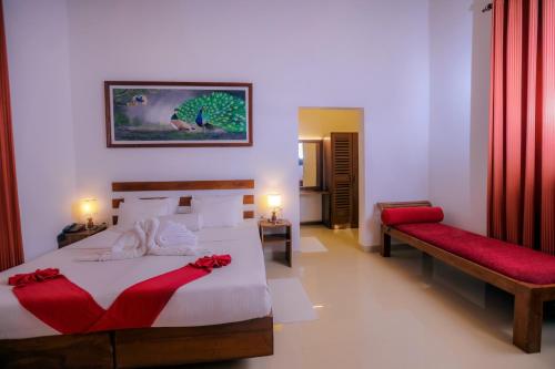 锡吉里亚Sigiri Asna Nature Resort的一间卧室配有一张红色色调的大床