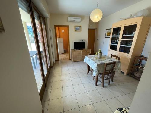 托尔托雷托Costa Adriatica Apartment的厨房以及带桌椅的用餐室。