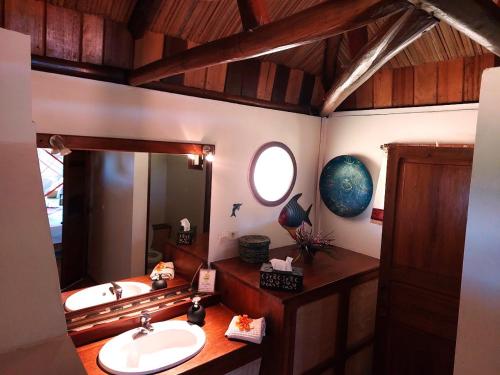 迭戈苏瓦雷斯Nature Lodge的一间带水槽和镜子的浴室