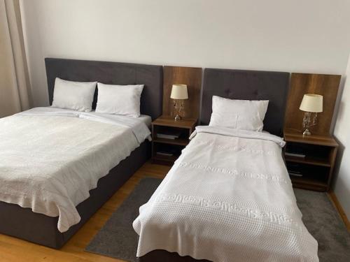 奥拉迪亚Vila De la Lugas的一间卧室设有两张床和两个床头柜