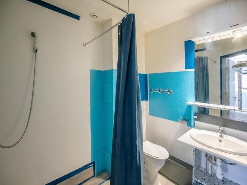 苏斯通Vacancéole - les villas du lac的蓝色的浴室设有卫生间和水槽