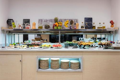 马德里珀蒂宫阿图罗索里亚阿尔卡拉酒店的自助餐,展示着许多食物