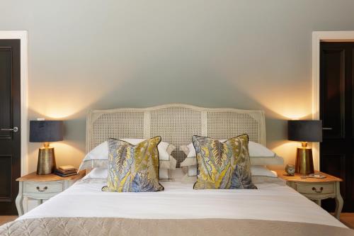 肯梅尔Luxurious Interior Designed Home的卧室配有带两盏灯的白色床