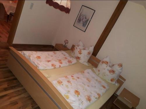 PeitzSchöne 3,5 Zimmerwohnung的小房间设有两张床和枕头