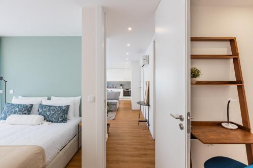 波尔图Pestana Apartments - Premium的一间小公寓,配有一张床和一个走廊