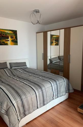 布拉迪斯拉发Vienna Gate apartment的一间卧室配有一张大床和镜子