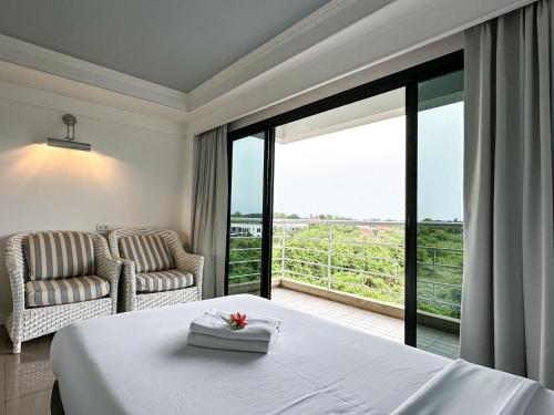 董里Rua Rasada Express的酒店客房设有一张床和一个大窗户
