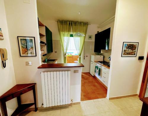 耶西Casa Rosetta Affittacamere的一间厨房,在房间内配有白色散热器