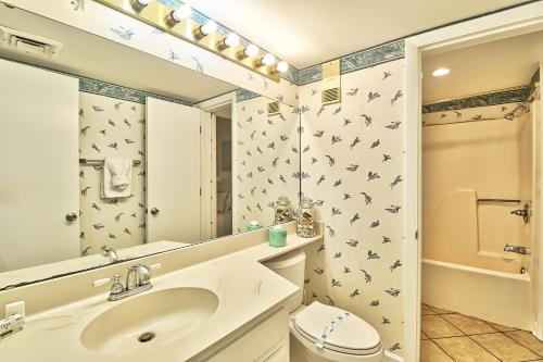 默特尔比奇Direct Ocean Front 3BR 3BA Beach Front的一间带水槽、卫生间和镜子的浴室