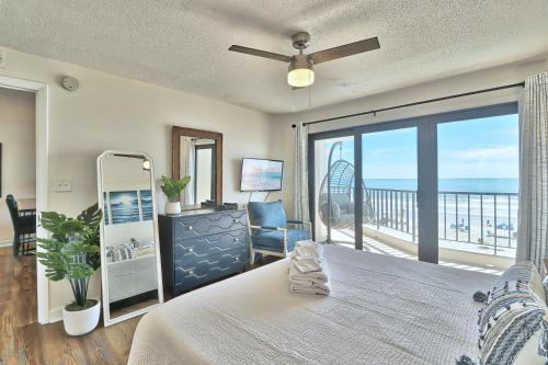 默特尔比奇Direct Ocean Front 3BR 3BA Beach Front的一间卧室配有一张床,享有海景