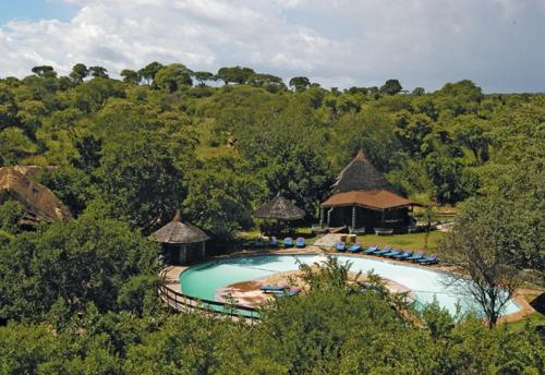 Madege塔兰吉雷索帕旅馆山林小屋的享有度假村游泳池的顶部景致