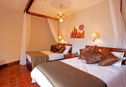 Madege塔兰吉雷索帕旅馆山林小屋的一间酒店客房,房间内设有两张床