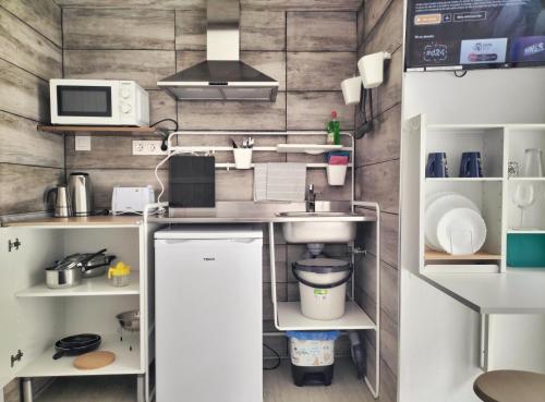 圣尼科拉斯村MINI estudio El Reloj的一间带水槽和微波炉的小厨房