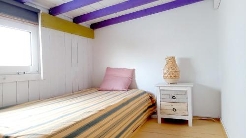 特吉塞Volcán de sal的一间小卧室,配有床和窗户
