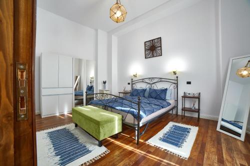 阿拉德The Central Retreat - Premium Enjoyment的一间卧室配有一张床和一个绿色的搁脚凳