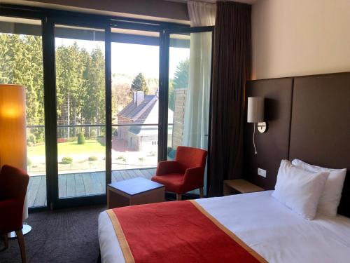 弗朗科尔尚拉苏尔斯酒店的酒店客房设有一张床和一个大窗户
