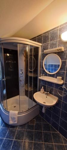 格拉博瓦茨House Anita的带淋浴和盥洗盆的浴室