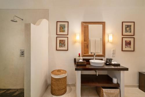 高尔Taru Villas Rampart Street - Galle Fort的一间带水槽和镜子的浴室