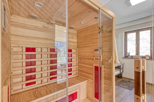 奥斯尼卡Resort Stari Malni的带淋浴的浴室和木墙