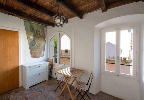 卡斯拉诺Historical Caslano Apartments - Happy Rentals的一间带桌子和2个窗户的用餐室
