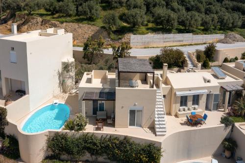 普拉基亚斯Plakias Panorama Homes的享有带游泳池的房屋的空中景致