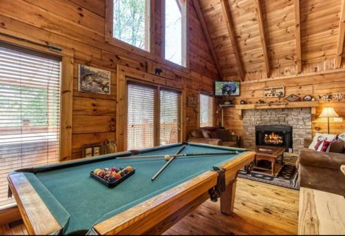 赛维尔维尔Lazy Bear Cabin的带壁炉的客厅设有台球桌